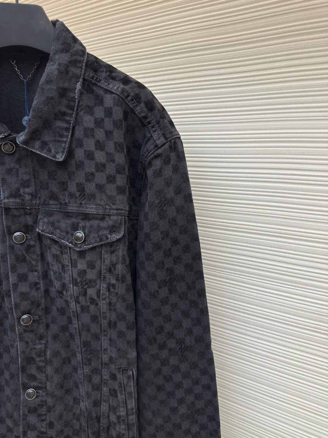 LOUIS VUITTON SS25 plaid gradient flocking denim jacket ●Authentic product: Purchased and developed at 26600 ●Item number: 1680024-C15 ●Fabric: twill cotton denim fabric ●Technology: Washing process ●Version: Fitted version ●Size: 46-48-50-52 ●Weight: about 930g ●Description: Made of 100% pure cotton washed vintage denim. The fabric has been specially treated to present a natural aged effect. The entire trousers are covered with Der check flocking patterns of different shades, subtly integrating the brand's iconic checkerboard elements into the design. The waistband is decorated with pearlescent buttons and metal rivets for decorative details, highlighting exquisite craftsmanship. The classic five-pocket tailoring design not only retains the practical function of traditional denim pants, but also gives it a modern and fashionable silhouette. The overall wiring is straight and delicate, the fabric is comfortable and soft, and the color is consistent without color difference. It can be matched with the same style to create a fashionable look and control various occasions. Customized accessories, complete with three standards, same style for men and women!